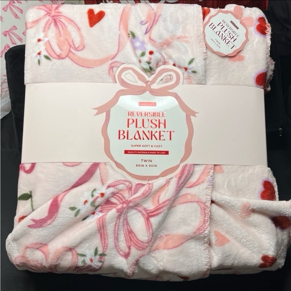 Viral EnVogue Pink bow blanket “bow in love”
